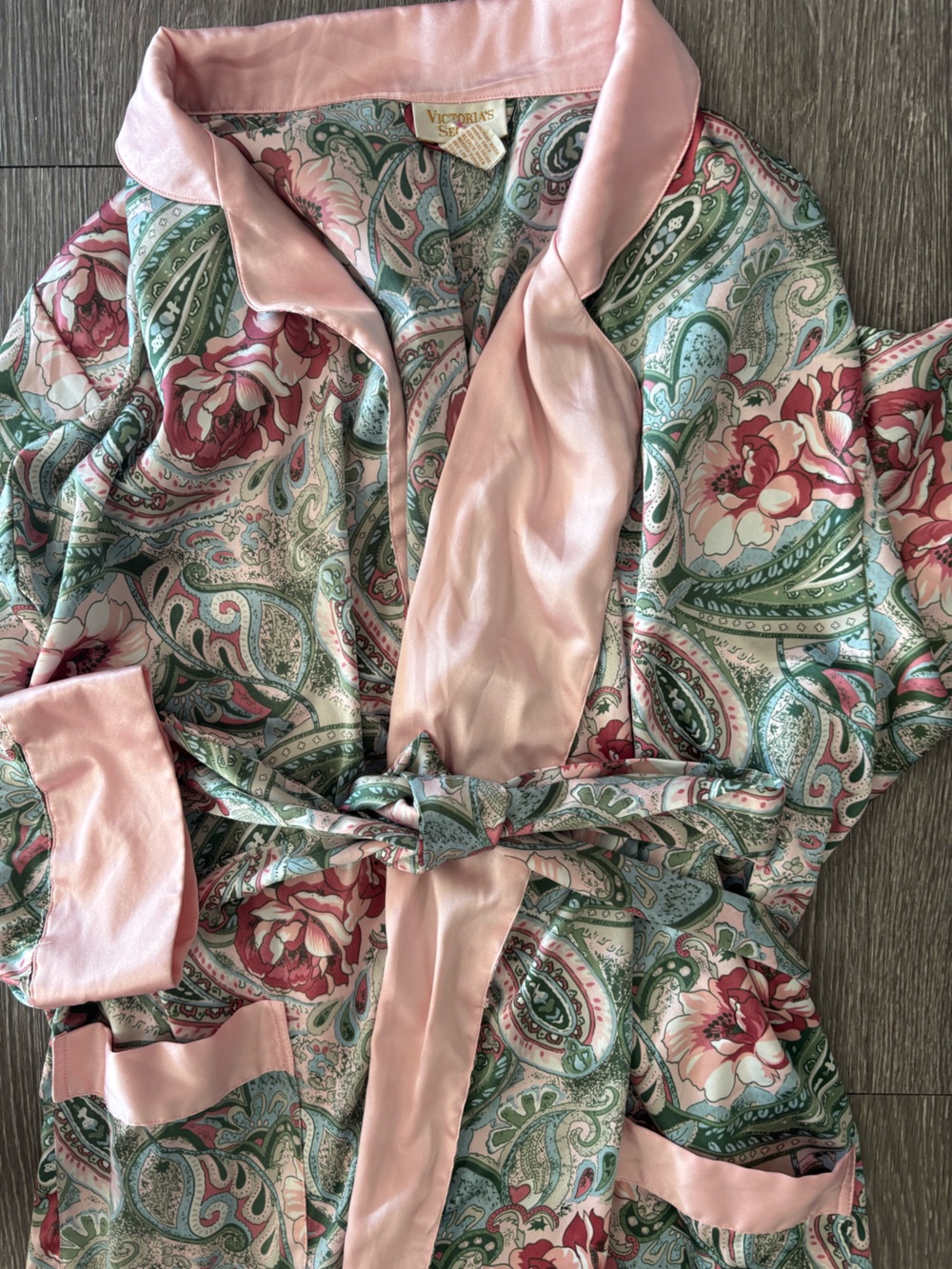 L Vintage 🤍Victoria's Secret Pink and Sage Paisley Sleep Robe